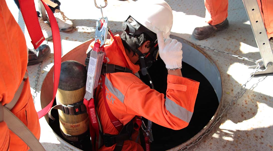 A man using a confined space rescue plan to get his team to safety