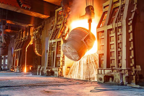 The steel and manufacturing industry forging materials in high-heat